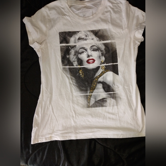 Tops - Marilyn Monroe tee 📍